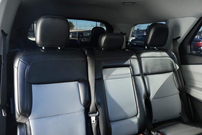 Ford Explorer Vehicle Full-screen Gallery Image 26