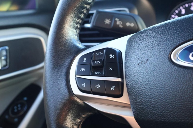 Ford Explorer Vehicle Full-screen Gallery Image 32