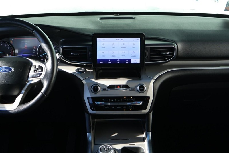 Ford Explorer Vehicle Full-screen Gallery Image 35