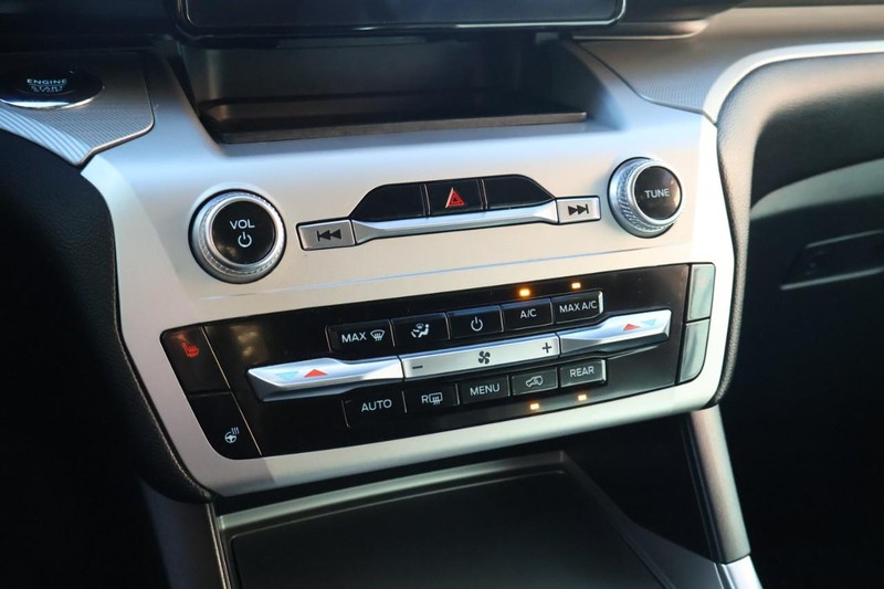 Ford Explorer Vehicle Full-screen Gallery Image 38