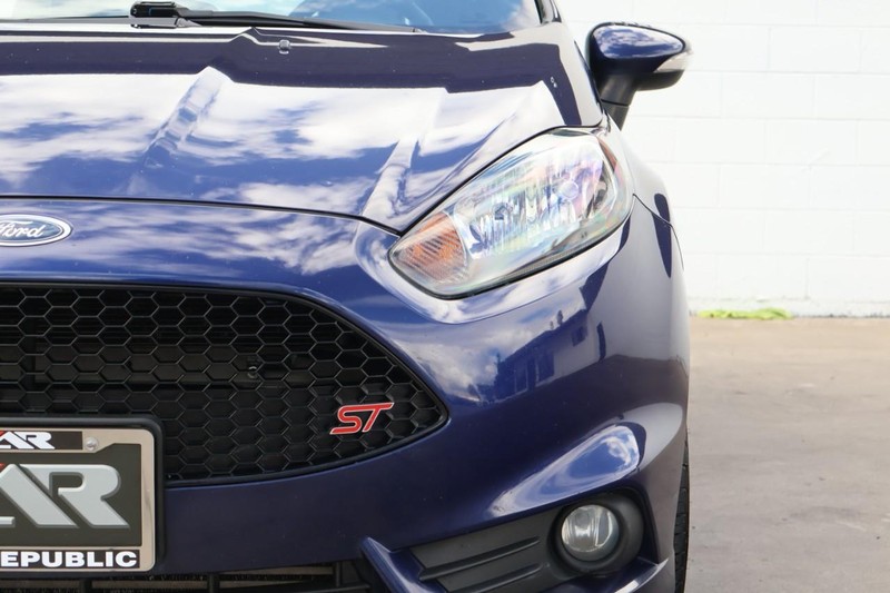 Ford Fiesta Hatchback Vehicle Full-screen Gallery Image 03