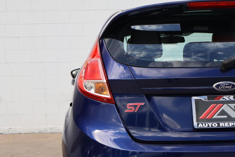 Ford Fiesta Hatchback Vehicle Full-screen Gallery Image 07