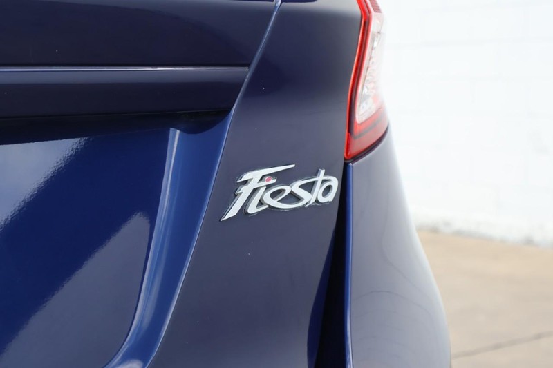 Ford Fiesta Hatchback Vehicle Full-screen Gallery Image 08