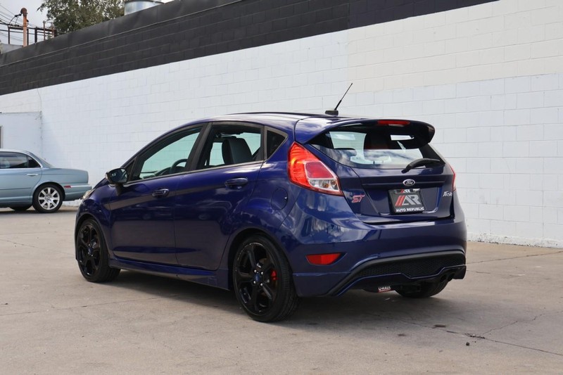 Ford Fiesta Hatchback Vehicle Full-screen Gallery Image 10