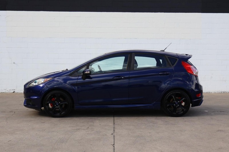 Ford Fiesta Hatchback Vehicle Full-screen Gallery Image 11