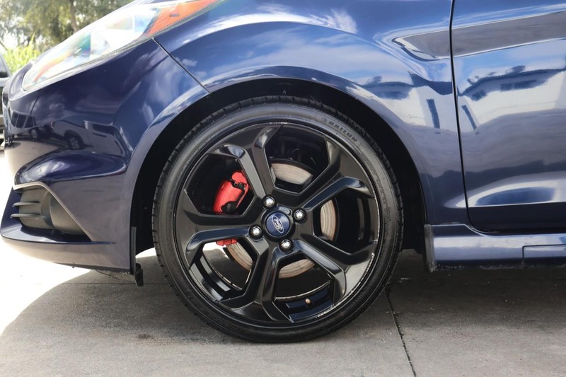 Ford Fiesta Hatchback Vehicle Full-screen Gallery Image 14