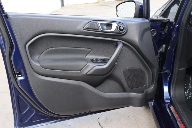 Ford Fiesta Hatchback Vehicle Full-screen Gallery Image 15