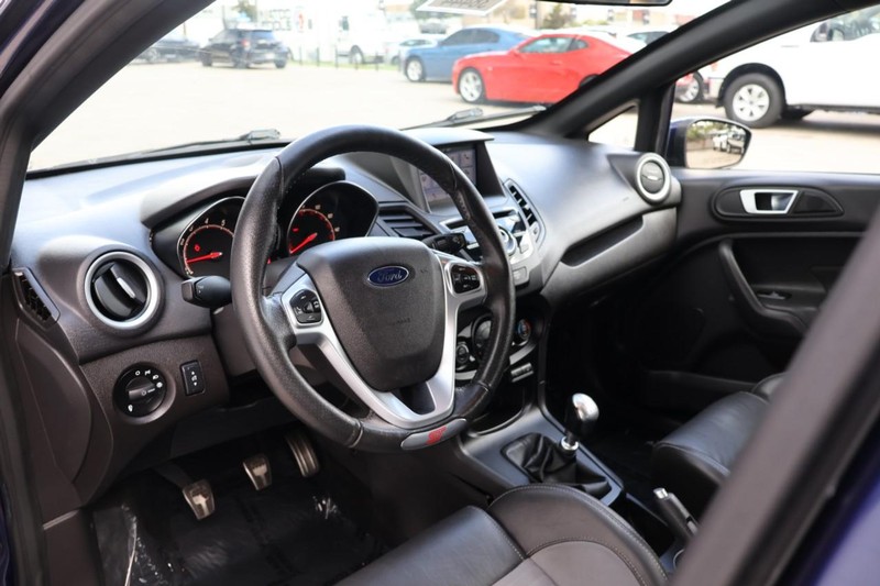 Ford Fiesta Hatchback Vehicle Full-screen Gallery Image 16