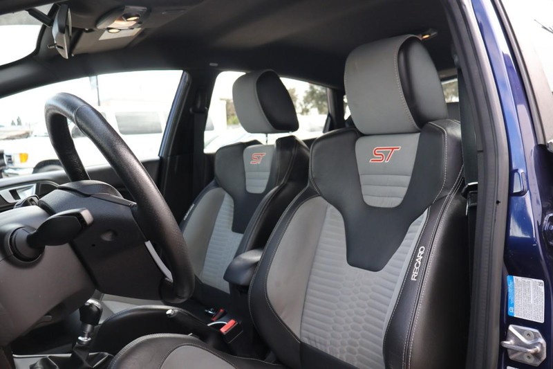 Ford Fiesta Hatchback Vehicle Full-screen Gallery Image 17