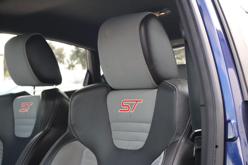 Ford Fiesta Hatchback Vehicle Full-screen Gallery Image 18