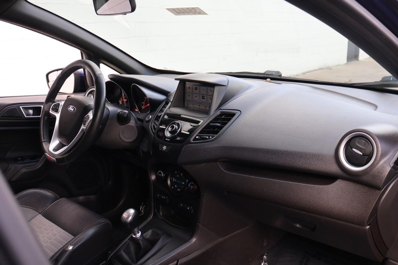 Ford Fiesta Hatchback Vehicle Full-screen Gallery Image 19