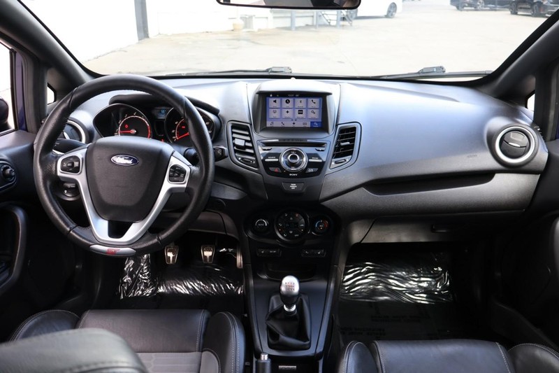 Ford Fiesta Hatchback Vehicle Full-screen Gallery Image 22