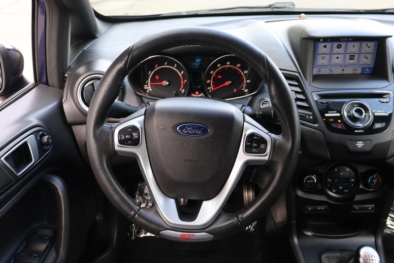 Ford Fiesta Hatchback Vehicle Full-screen Gallery Image 24