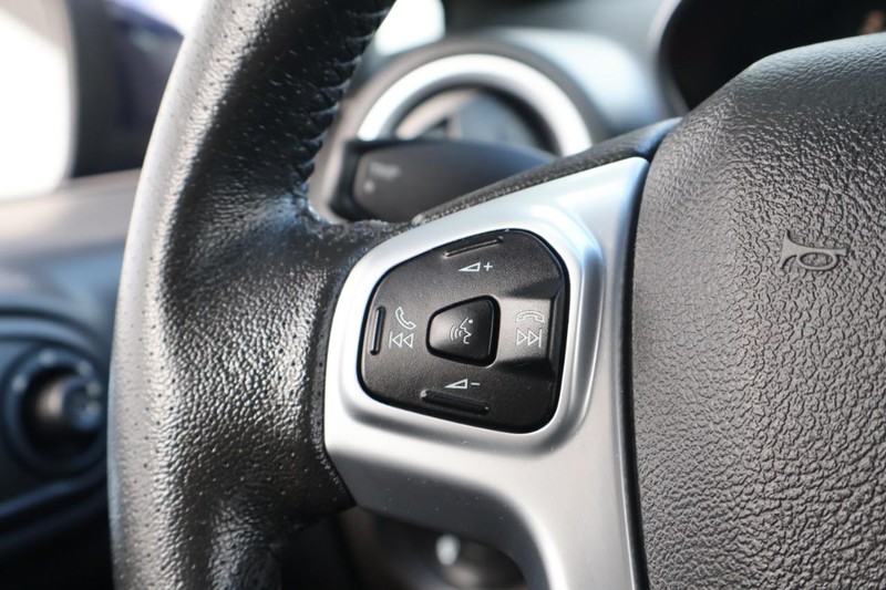 Ford Fiesta Hatchback Vehicle Full-screen Gallery Image 25