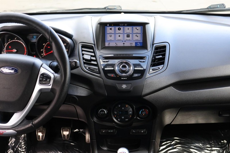 Ford Fiesta Hatchback Vehicle Full-screen Gallery Image 28