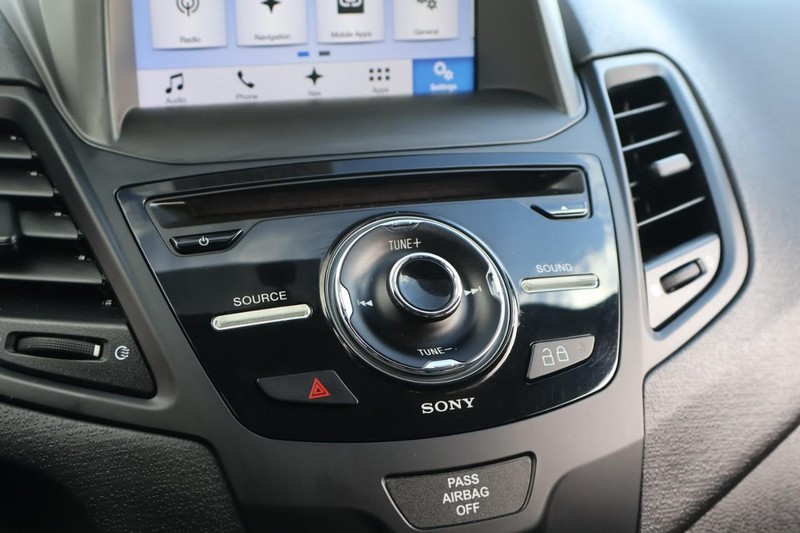 Ford Fiesta Hatchback Vehicle Full-screen Gallery Image 30