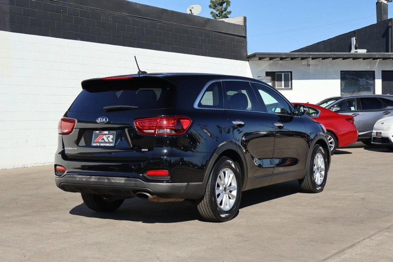Kia Sorento Vehicle Full-screen Gallery Image 05