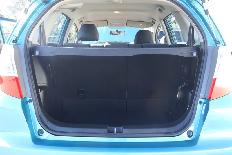 Honda Fit Vehicle Full-screen Gallery Image 08