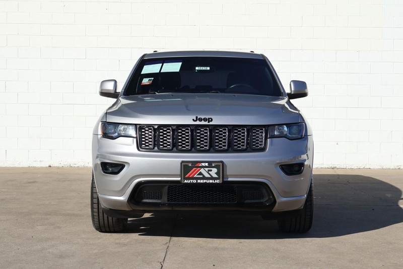 Jeep Grand Cherokee Vehicle Full-screen Gallery Image 02