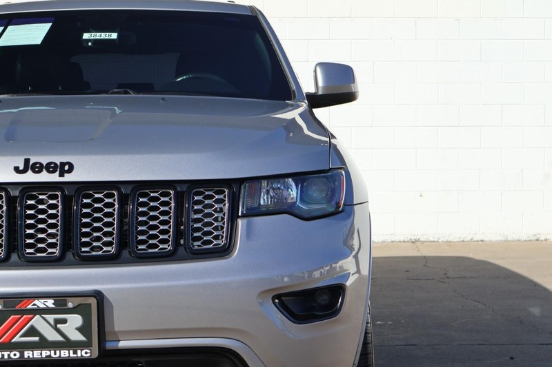 Jeep Grand Cherokee Vehicle Full-screen Gallery Image 03