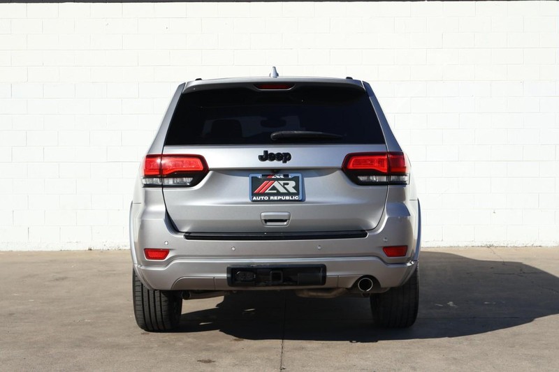 Jeep Grand Cherokee Vehicle Full-screen Gallery Image 06