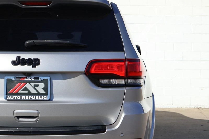 Jeep Grand Cherokee Vehicle Full-screen Gallery Image 07