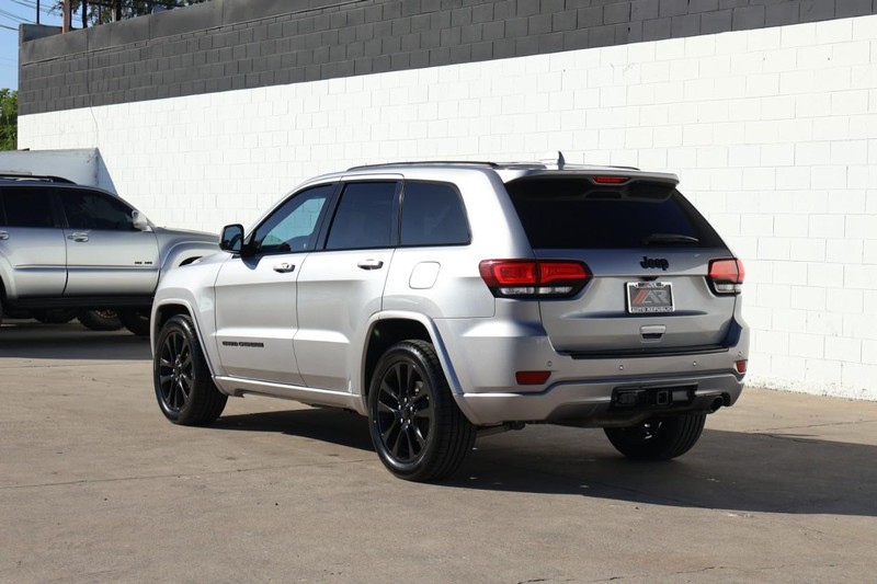 Jeep Grand Cherokee Vehicle Full-screen Gallery Image 11