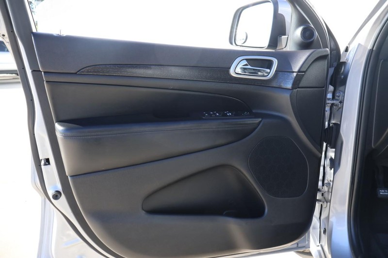 Jeep Grand Cherokee Vehicle Full-screen Gallery Image 16