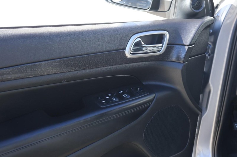 Jeep Grand Cherokee Vehicle Full-screen Gallery Image 17