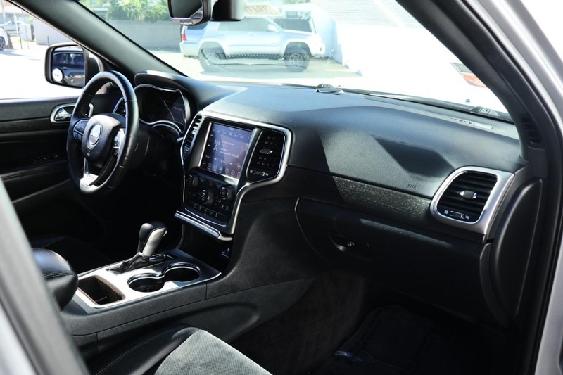 Jeep Grand Cherokee Vehicle Full-screen Gallery Image 23