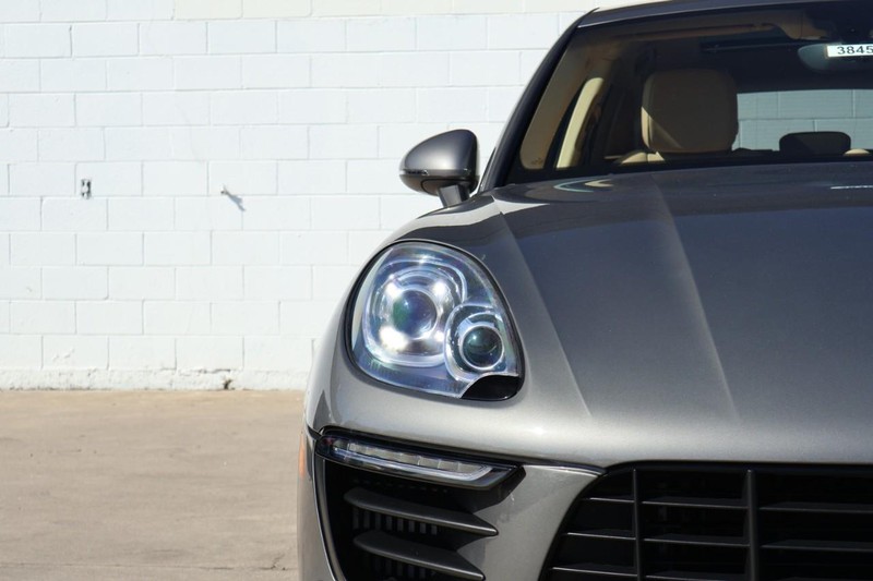 Porsche Macan Vehicle Full-screen Gallery Image 03