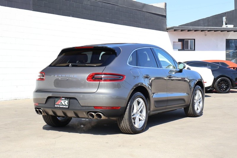 Porsche Macan Vehicle Full-screen Gallery Image 05