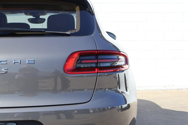 Porsche Macan Vehicle Full-screen Gallery Image 07