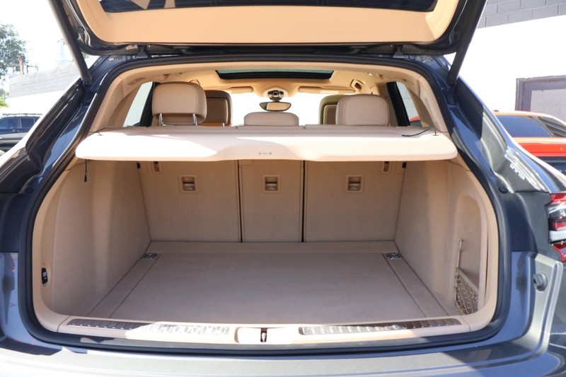 Porsche Macan Vehicle Full-screen Gallery Image 08