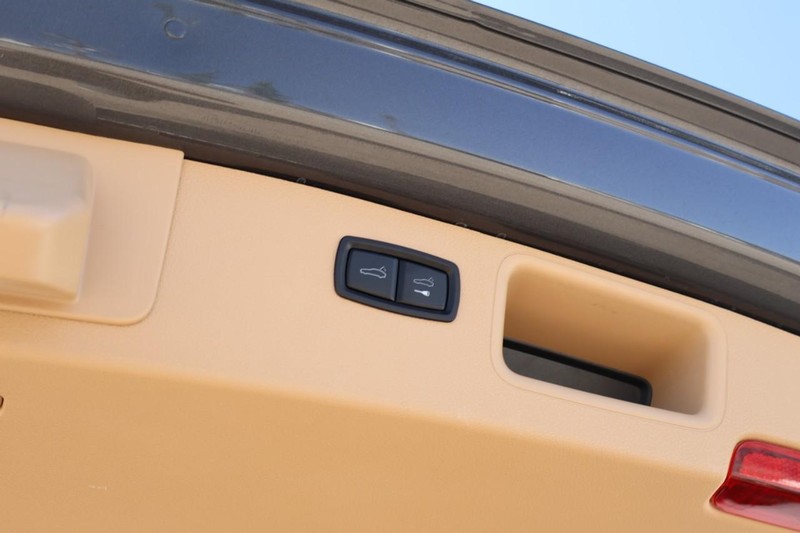 Porsche Macan Vehicle Full-screen Gallery Image 09