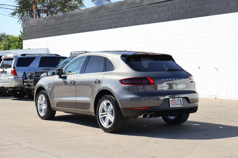 Porsche Macan Vehicle Full-screen Gallery Image 10