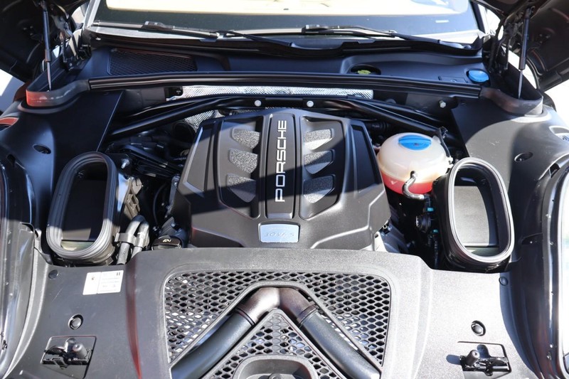 Porsche Macan Vehicle Full-screen Gallery Image 14