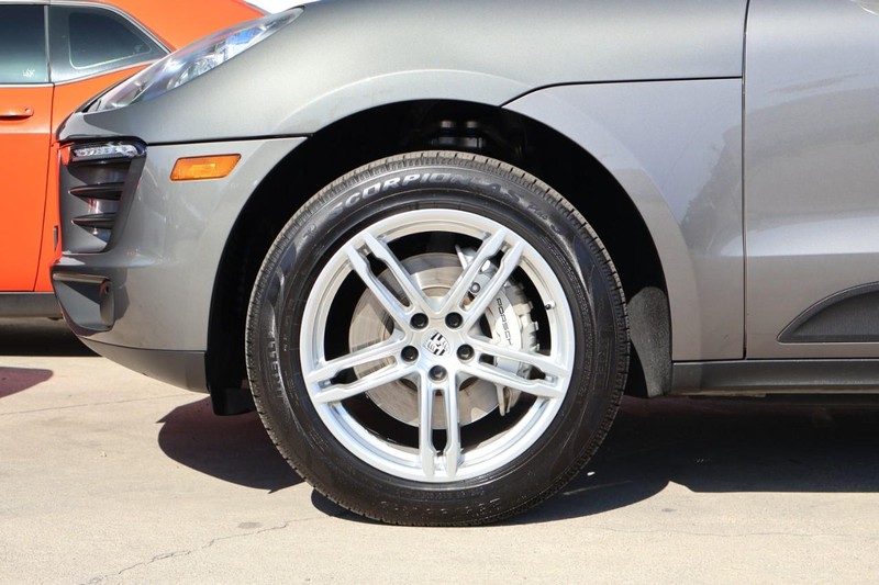 Porsche Macan Vehicle Full-screen Gallery Image 15