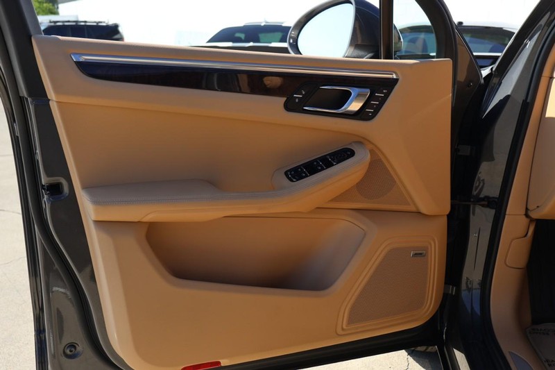 Porsche Macan Vehicle Full-screen Gallery Image 16