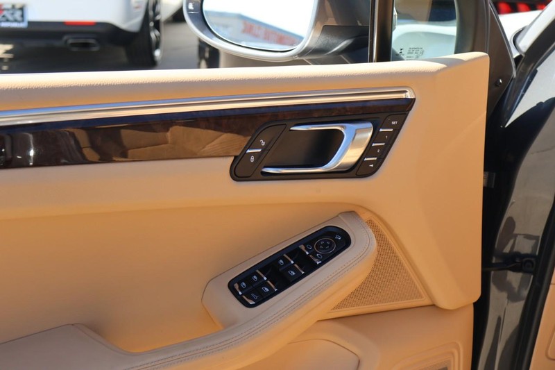 Porsche Macan Vehicle Full-screen Gallery Image 17