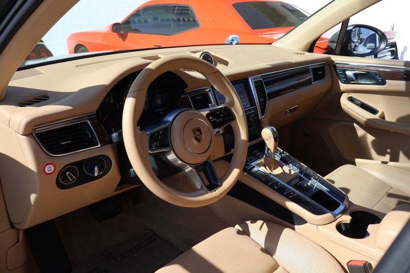 Porsche Macan Vehicle Full-screen Gallery Image 18