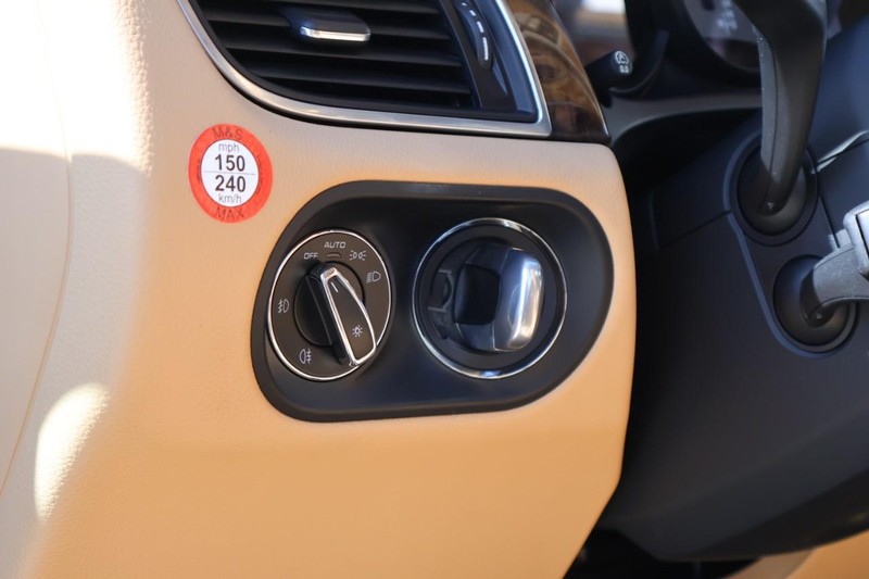 Porsche Macan Vehicle Full-screen Gallery Image 19