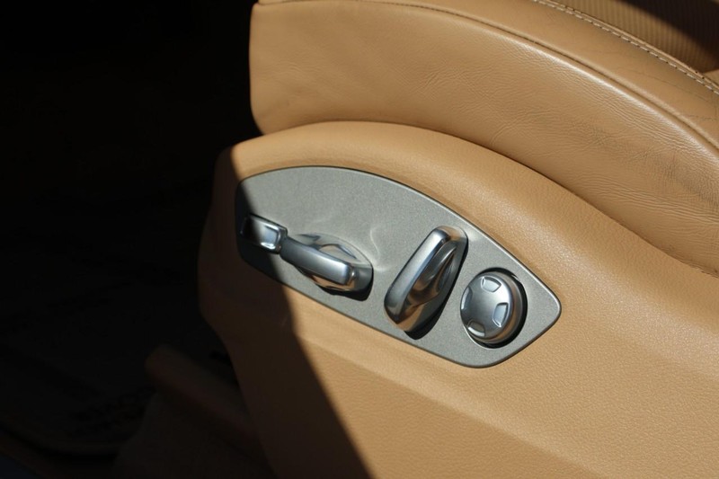 Porsche Macan Vehicle Full-screen Gallery Image 20