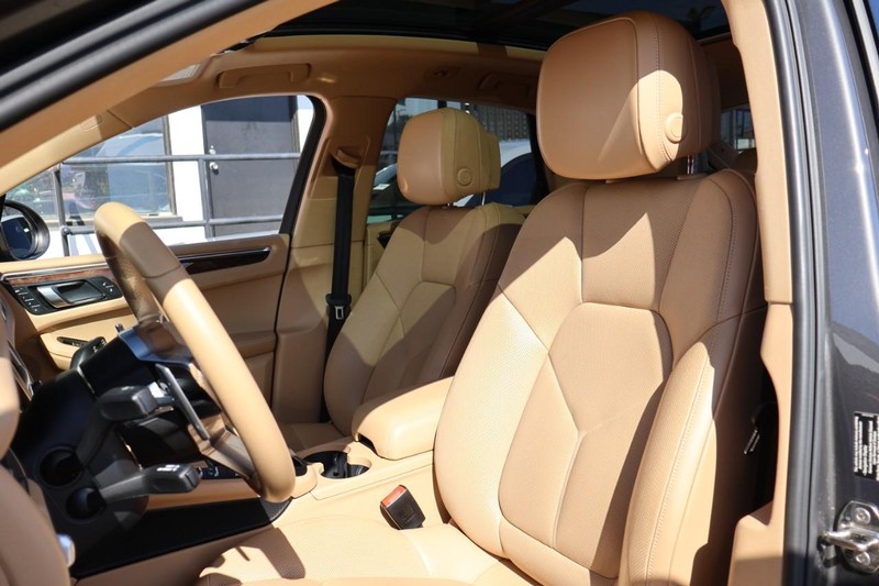 Porsche Macan Vehicle Full-screen Gallery Image 21