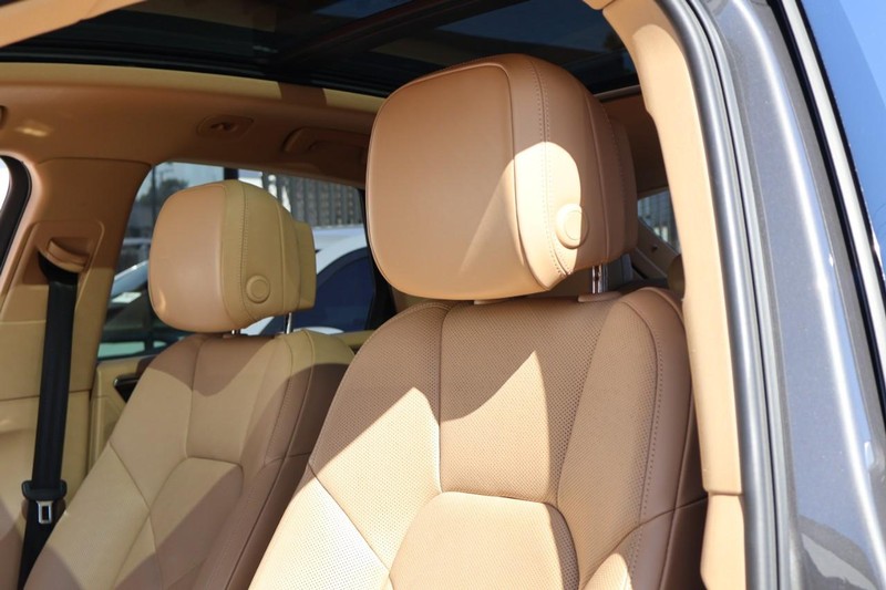 Porsche Macan Vehicle Full-screen Gallery Image 22