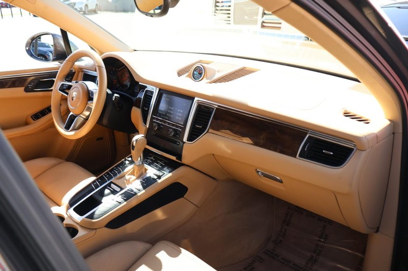 Porsche Macan Vehicle Full-screen Gallery Image 23