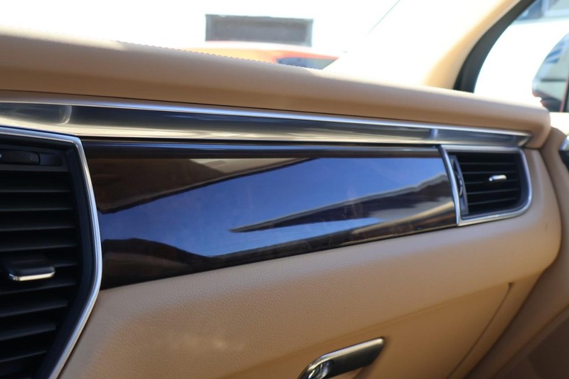 Porsche Macan Vehicle Full-screen Gallery Image 24