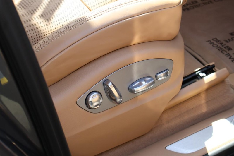 Porsche Macan Vehicle Full-screen Gallery Image 25