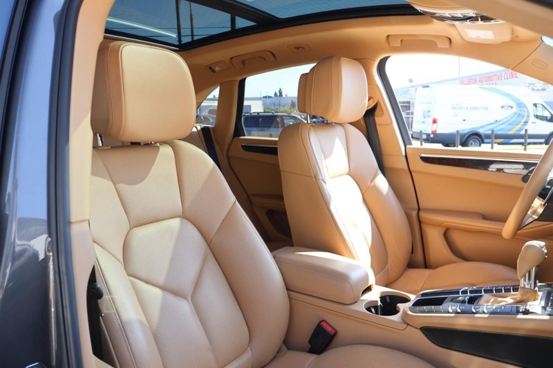 Porsche Macan Vehicle Full-screen Gallery Image 26