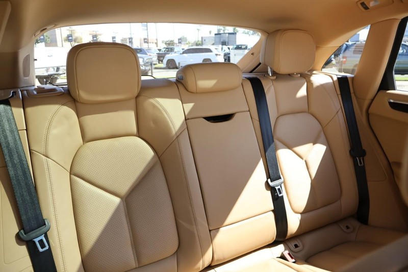 Porsche Macan Vehicle Full-screen Gallery Image 27